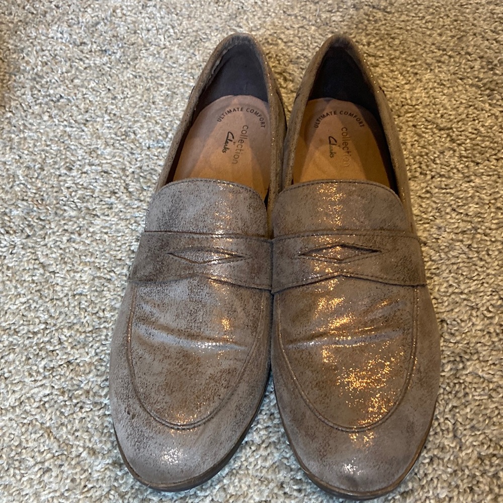 EUC Clark’s metallic tan loafers